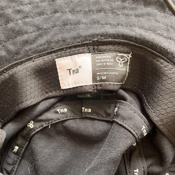 Aritzia TNA Drawcord Bucket Hat - Picture 5 of 5